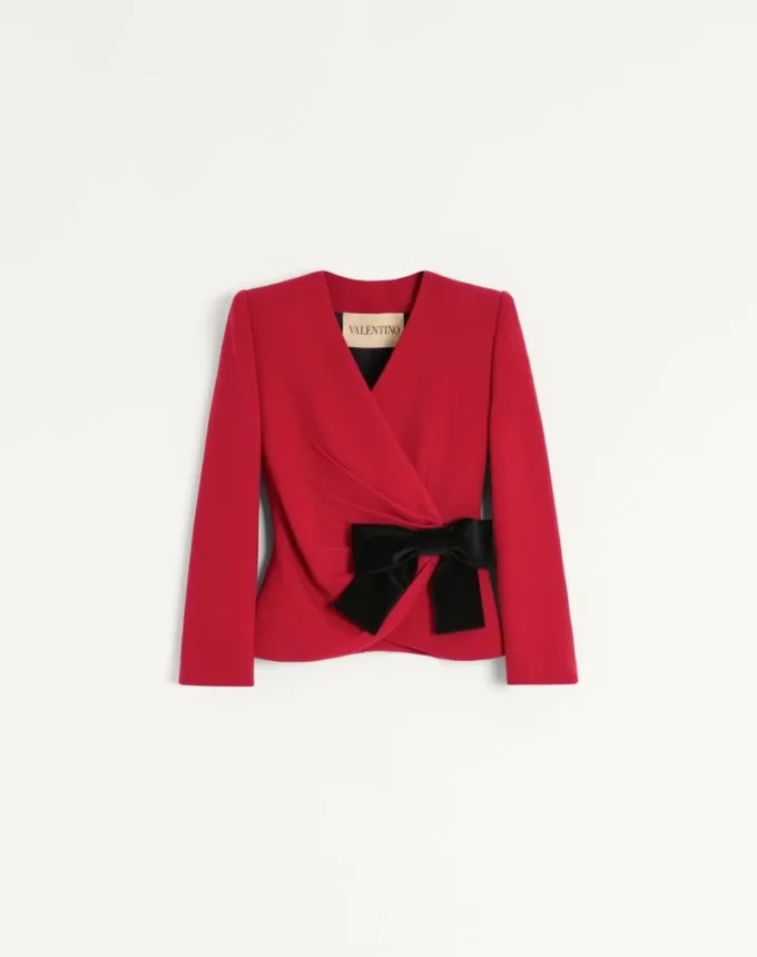 Jacke aus Wollkrepp mit kontrastierender Schleife Jacke aus Wollkrepp mit kontrastierender Schleife