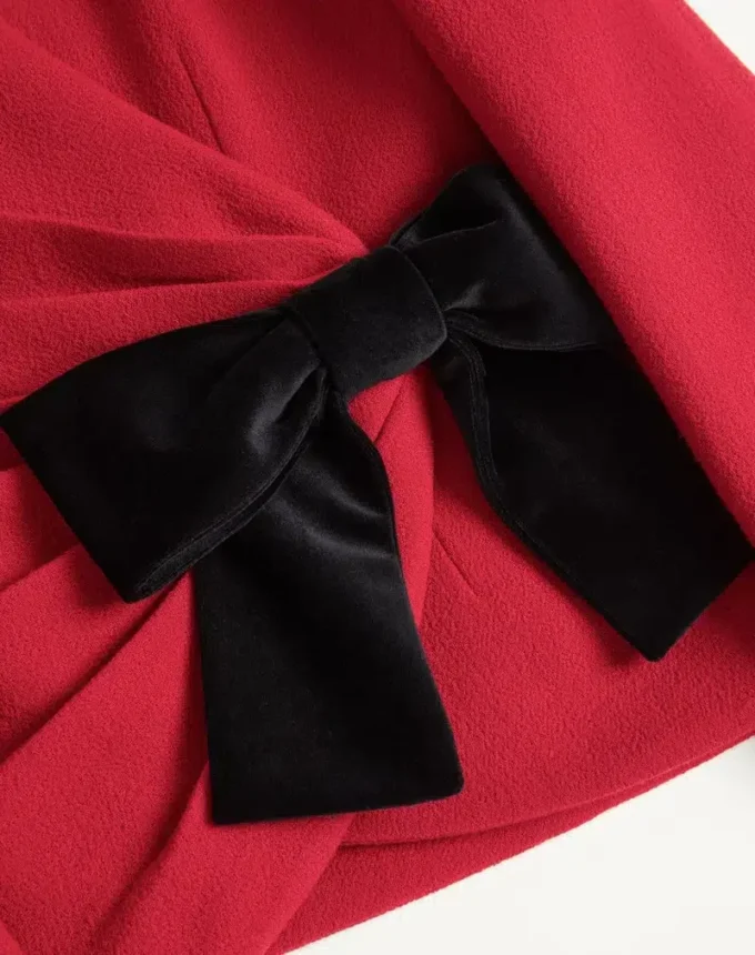 Jacke aus Wollkrepp mit kontrastierender Schleife Jacke aus Wollkrepp mit kontrastierender Schleife
