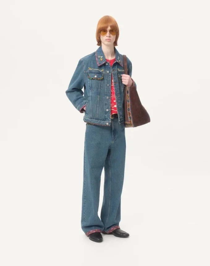 Jeansjacke mit Perlenstickerei und bedruckten Kanten Jeansjacke mit Perlenstickerei und bedruckten Kanten