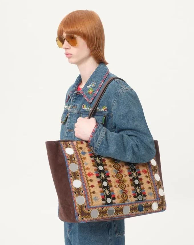 Jeansjacke mit Perlenstickerei und bedruckten Kanten Jeansjacke mit Perlenstickerei und bedruckten Kanten