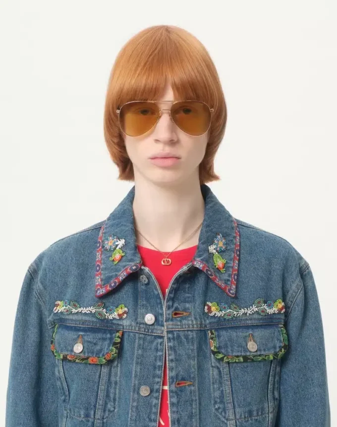 Jeansjacke mit Perlenstickerei und bedruckten Kanten Jeansjacke mit Perlenstickerei und bedruckten Kanten