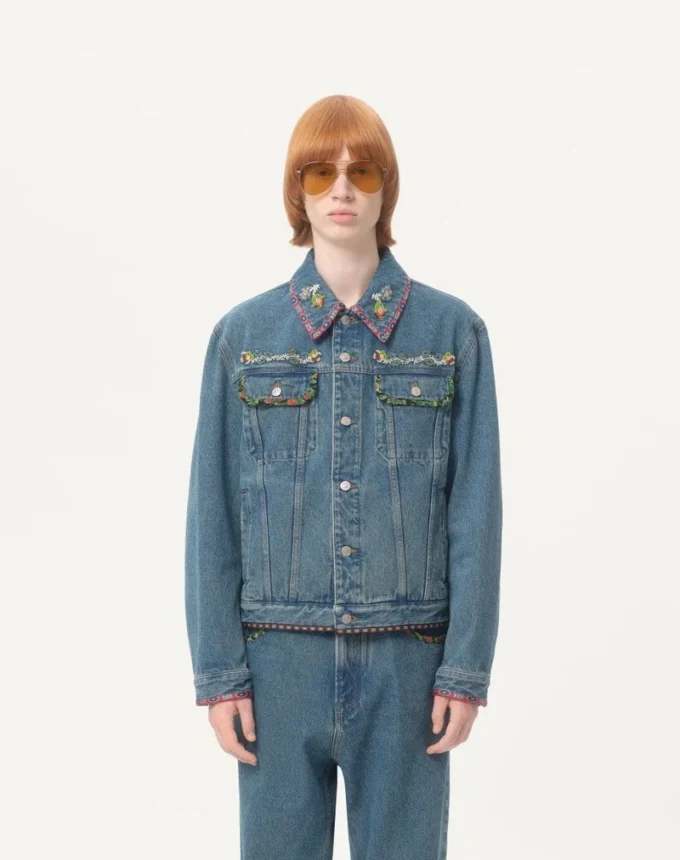Jeansjacke mit Perlenstickerei und bedruckten Kanten Jeansjacke mit Perlenstickerei und bedruckten Kanten