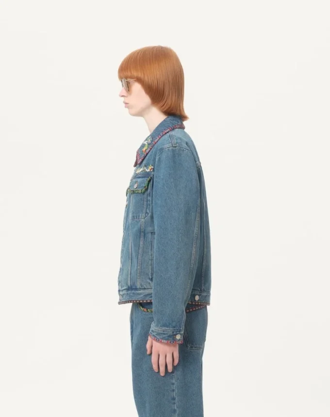 Jeansjacke mit Perlenstickerei und bedruckten Kanten Jeansjacke mit Perlenstickerei und bedruckten Kanten