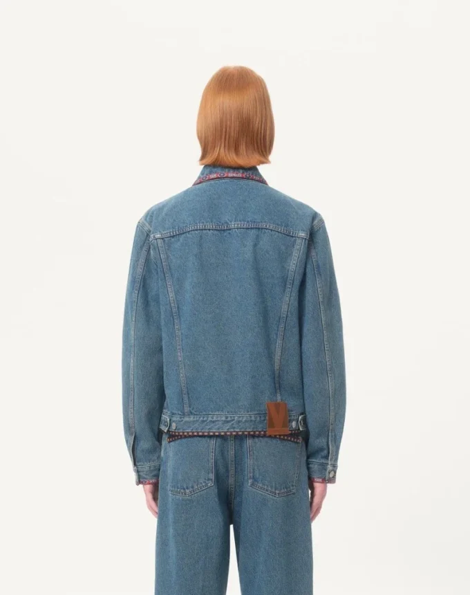 Jeansjacke mit Perlenstickerei und bedruckten Kanten Jeansjacke mit Perlenstickerei und bedruckten Kanten