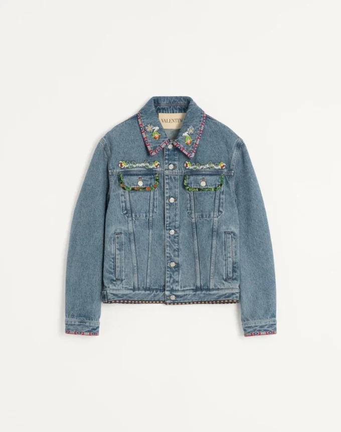Jeansjacke mit Perlenstickerei und bedruckten Kanten Jeansjacke mit Perlenstickerei und bedruckten Kanten