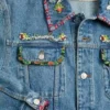 Jeansjacke mit Perlenstickerei und bedruckten Kanten Jeansjacke mit Perlenstickerei und bedruckten Kanten