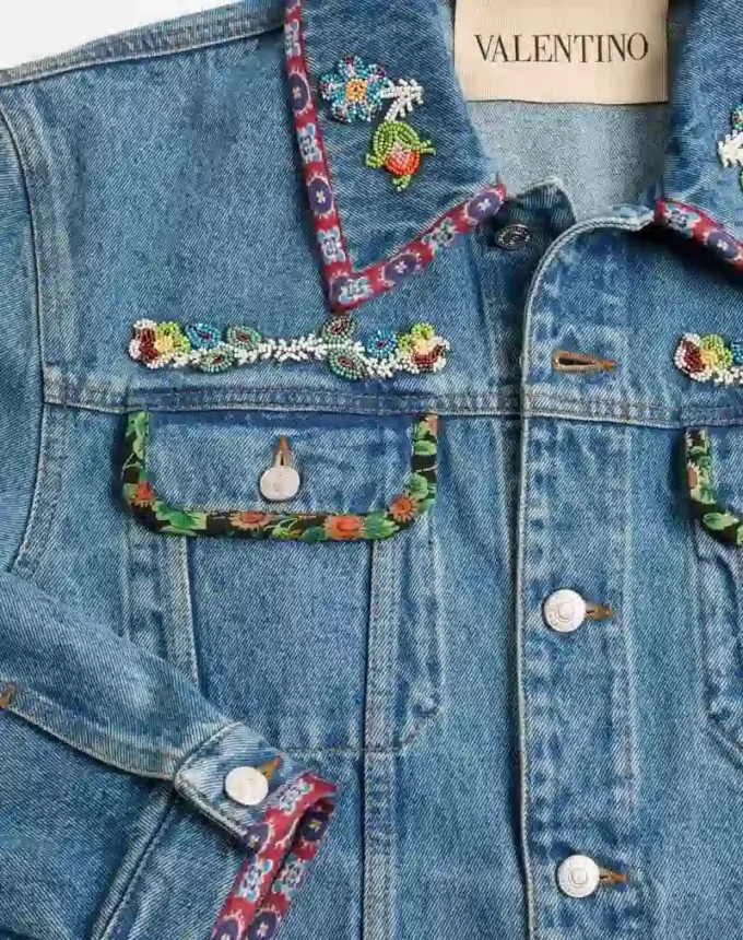 Jeansjacke mit Perlenstickerei und bedruckten Kanten Jeansjacke mit Perlenstickerei und bedruckten Kanten