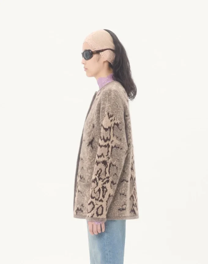 Kaschmir-Strickjacke mit Animal-Print Kaschmir-Strickjacke mit Animal-Print