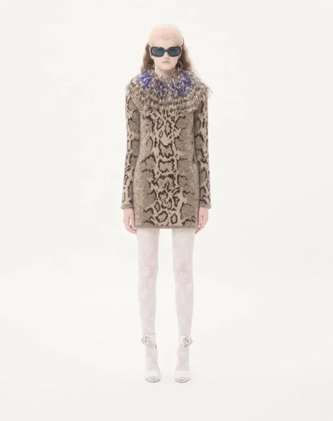 Kaschmirkleid mit Animal-Print und Federn Kaschmirkleid mit Animal-Print und Federn