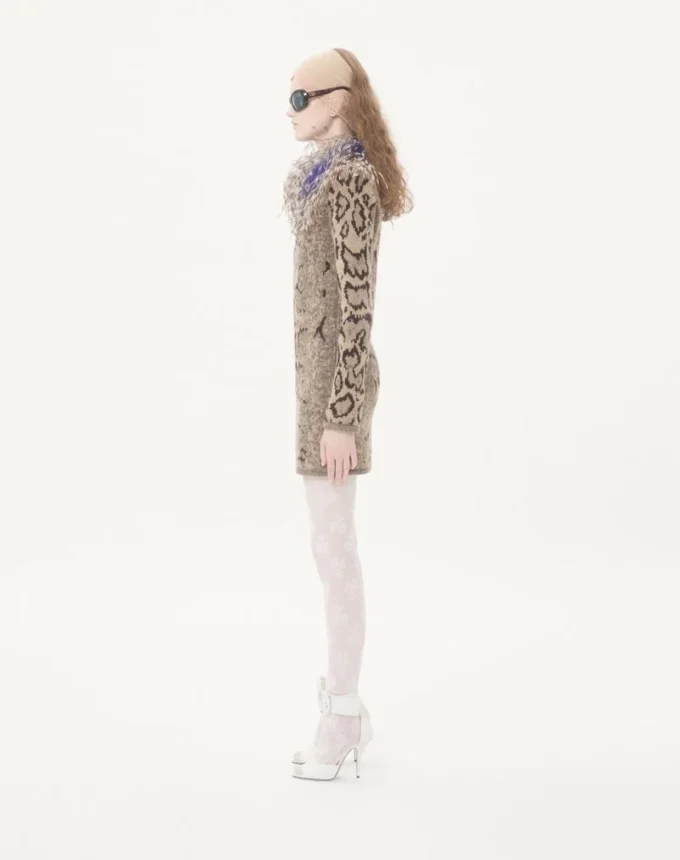 Kaschmirkleid mit Animal-Print und Federn Kaschmirkleid mit Animal-Print und Federn