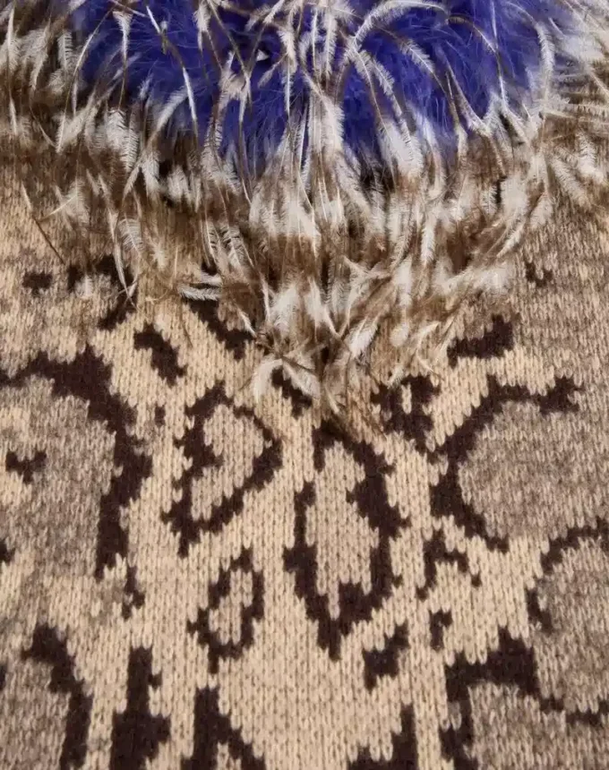 Kaschmirkleid mit Animal-Print und Federn Kaschmirkleid mit Animal-Print und Federn