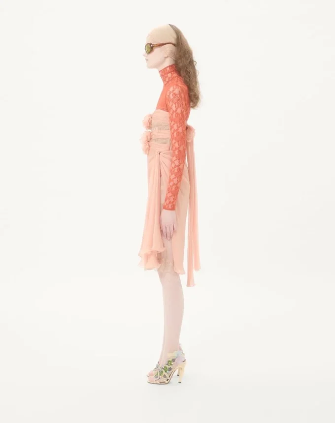 Kleid aus Krepp-Chiffon Kleid aus Krepp-Chiffon