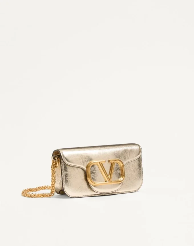 Kleine Valentino Garavani Locò Schultertasche aus metallischem Kalbsleder Kleine Valentino Garavani Locò Schultertasche aus metallischem Kalbsleder