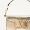 Kleine Valentino Garavani Locò Schultertasche aus metallischem Kalbsleder Kleine Valentino Garavani Locò Schultertasche aus metallischem Kalbsleder