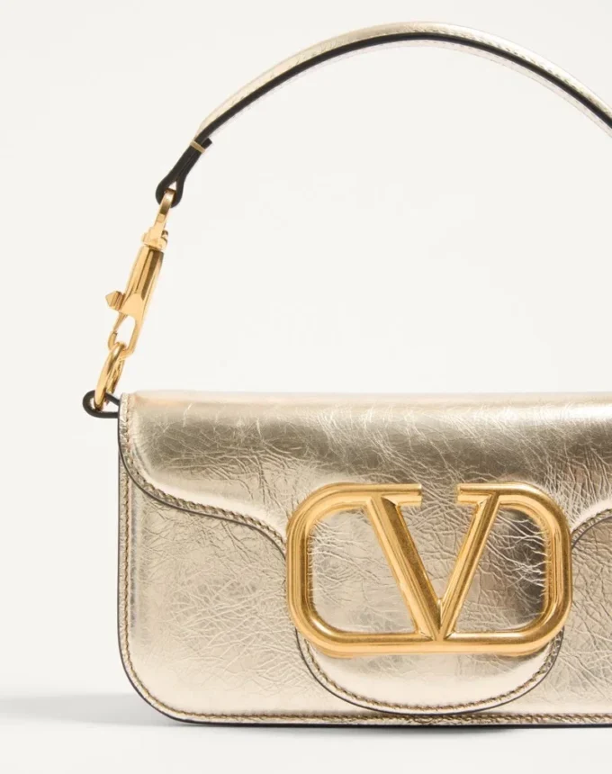 Kleine Valentino Garavani Locò Schultertasche aus metallischem Kalbsleder Kleine Valentino Garavani Locò Schultertasche aus metallischem Kalbsleder