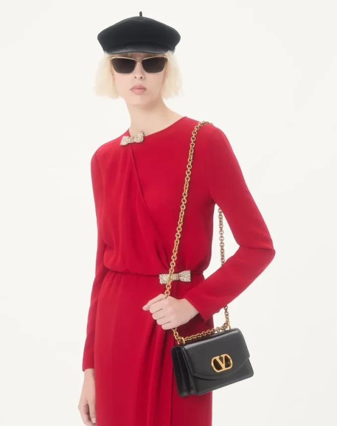 Kleine Valentino Garavani Vain Schultertasche aus glänzendem Kalbsleder Kleine Valentino Garavani Vain Schultertasche aus glänzendem Kalbsleder