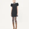 Kurzes Crepe Couture-Kleid mit Federn Kurzes Crepe Couture-Kleid mit Federn