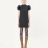 Kurzes Crepe Couture-Kleid mit Federn Kurzes Crepe Couture-Kleid mit Federn