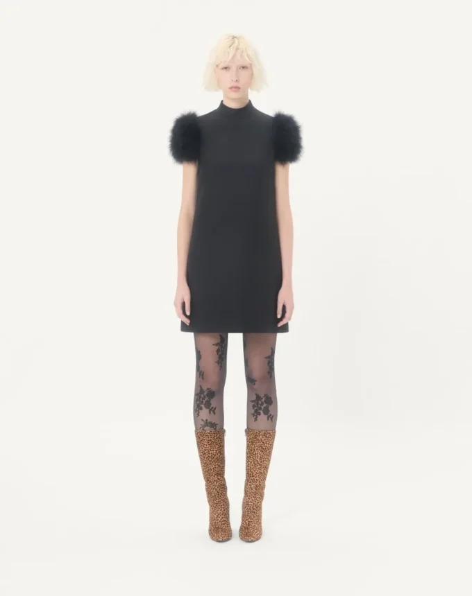 Kurzes Crepe Couture-Kleid mit Federn Kurzes Crepe Couture-Kleid mit Federn