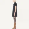Kurzes Crepe Couture-Kleid mit Federn Kurzes Crepe Couture-Kleid mit Federn