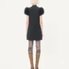 Kurzes Crepe Couture-Kleid mit Federn Kurzes Crepe Couture-Kleid mit Federn