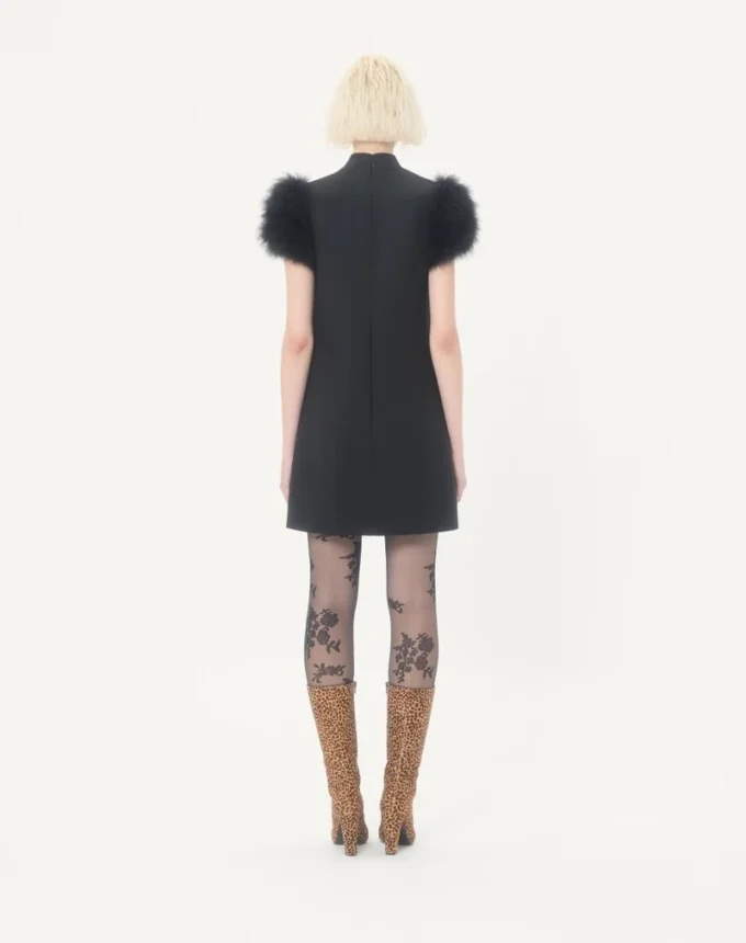 Kurzes Crepe Couture-Kleid mit Federn Kurzes Crepe Couture-Kleid mit Federn