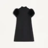 Kurzes Crepe Couture-Kleid mit Federn Kurzes Crepe Couture-Kleid mit Federn