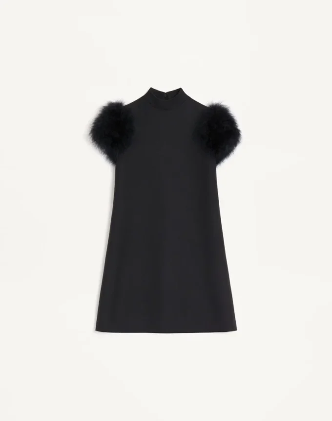 Kurzes Crepe Couture-Kleid mit Federn Kurzes Crepe Couture-Kleid mit Federn
