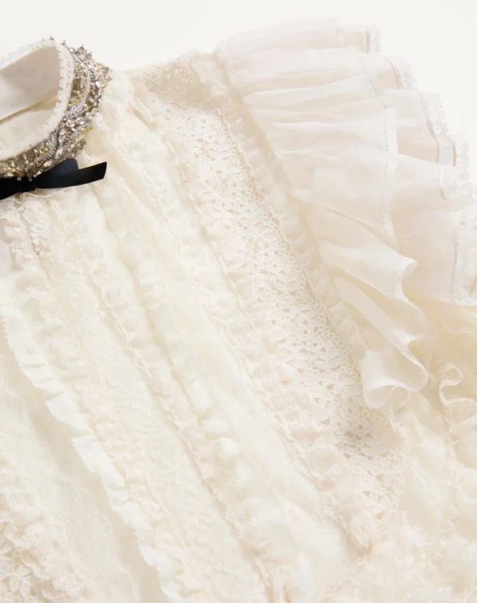 Kurzes Kleid aus besticktem leichtem Leinen Kurzes Kleid aus besticktem leichtem Leinen