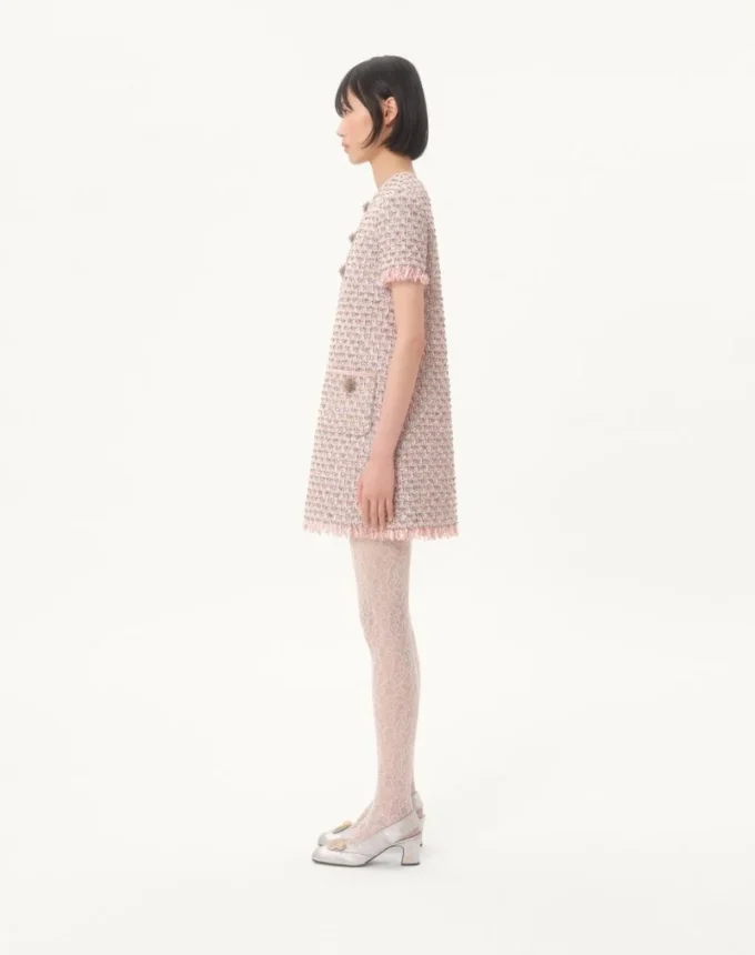 Kurzes Kleid aus besticktem Ribbon-Tweed Kurzes Kleid aus besticktem Ribbon-Tweed