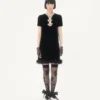 Kurzes Kleid aus besticktem Sablé-Samt Kurzes Kleid aus besticktem Sablé-Samt
