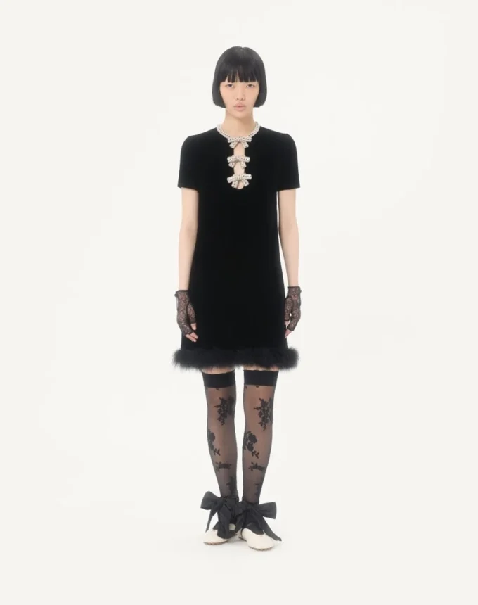 Kurzes Kleid aus besticktem Sablé-Samt Kurzes Kleid aus besticktem Sablé-Samt