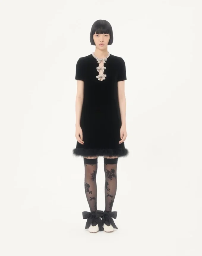 Kurzes Kleid aus besticktem Sablé-Samt Kurzes Kleid aus besticktem Sablé-Samt