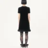 Kurzes Kleid aus besticktem Sablé-Samt Kurzes Kleid aus besticktem Sablé-Samt