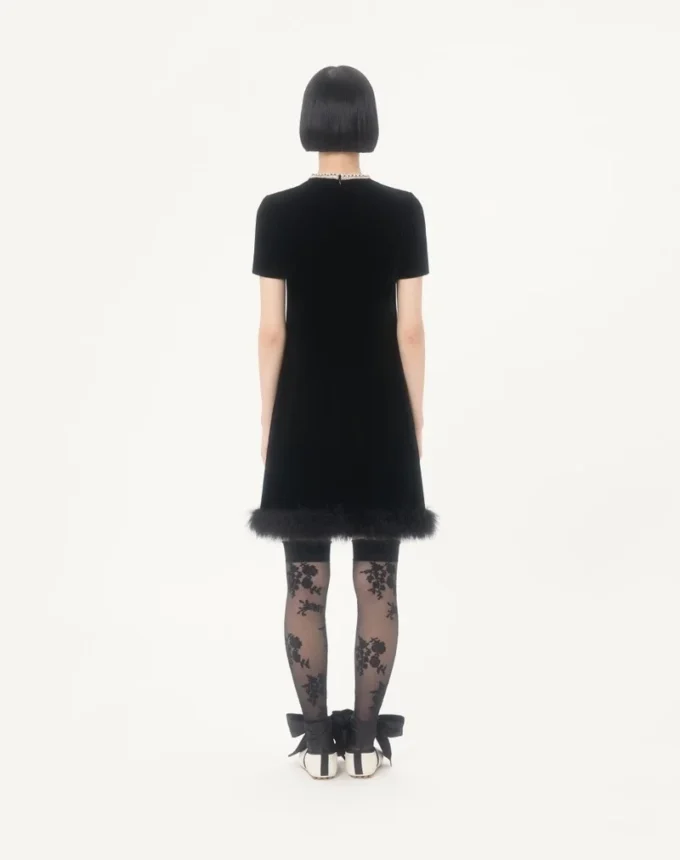 Kurzes Kleid aus besticktem Sablé-Samt Kurzes Kleid aus besticktem Sablé-Samt