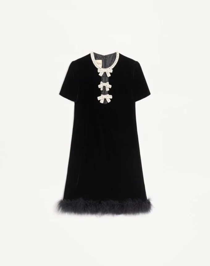 Kurzes Kleid aus besticktem Sablé-Samt Kurzes Kleid aus besticktem Sablé-Samt
