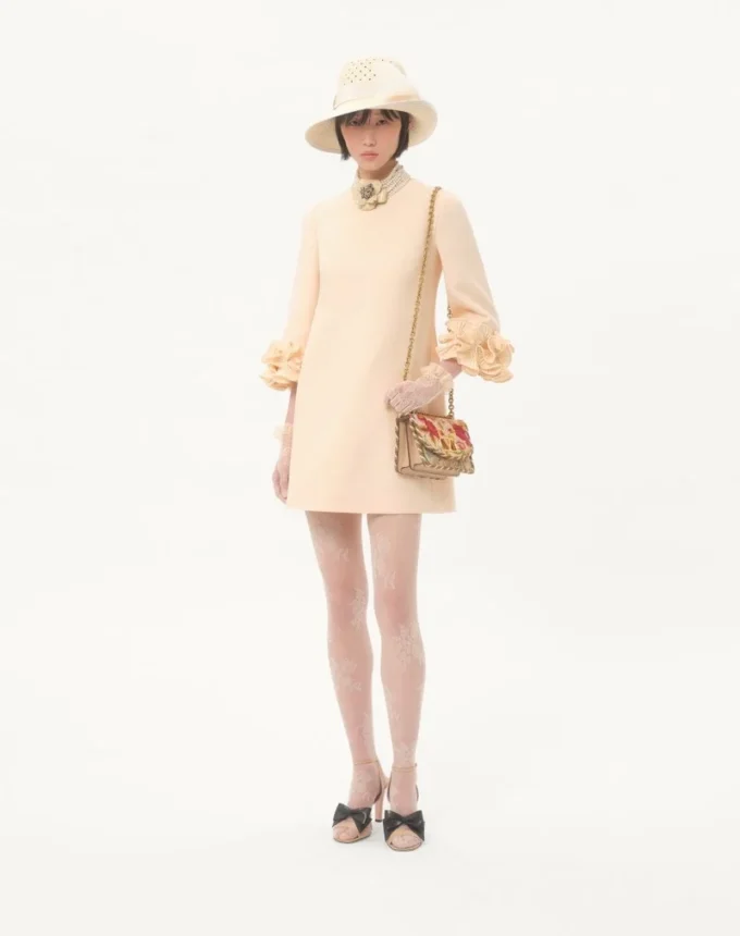Kurzes Kleid aus Crêpe Couture Kurzes Kleid aus Crêpe Couture