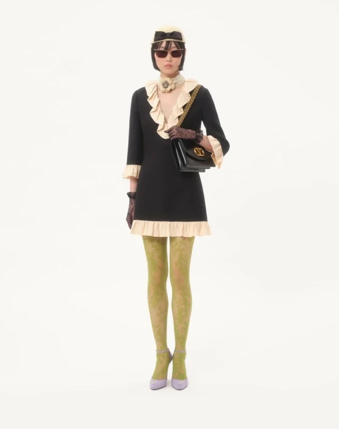 Kurzes Kleid aus Crêpe Couture Kurzes Kleid aus Crêpe Couture