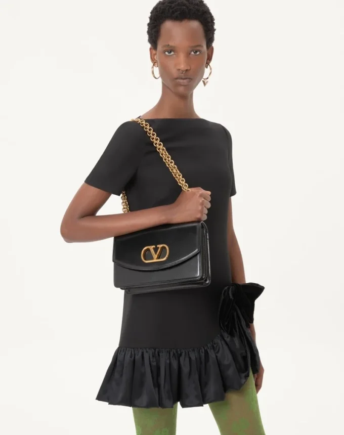 Kurzes Kleid aus Crêpe Couture Kurzes Kleid aus Crêpe Couture