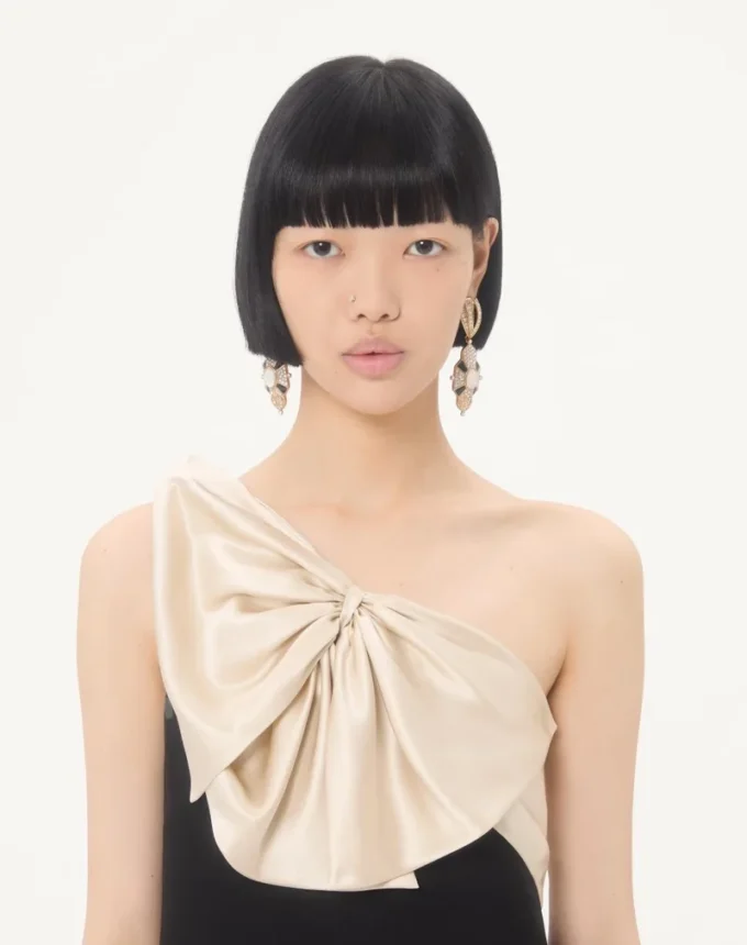 Kurzes Kleid aus Crêpe Couture Kurzes Kleid aus Crêpe Couture