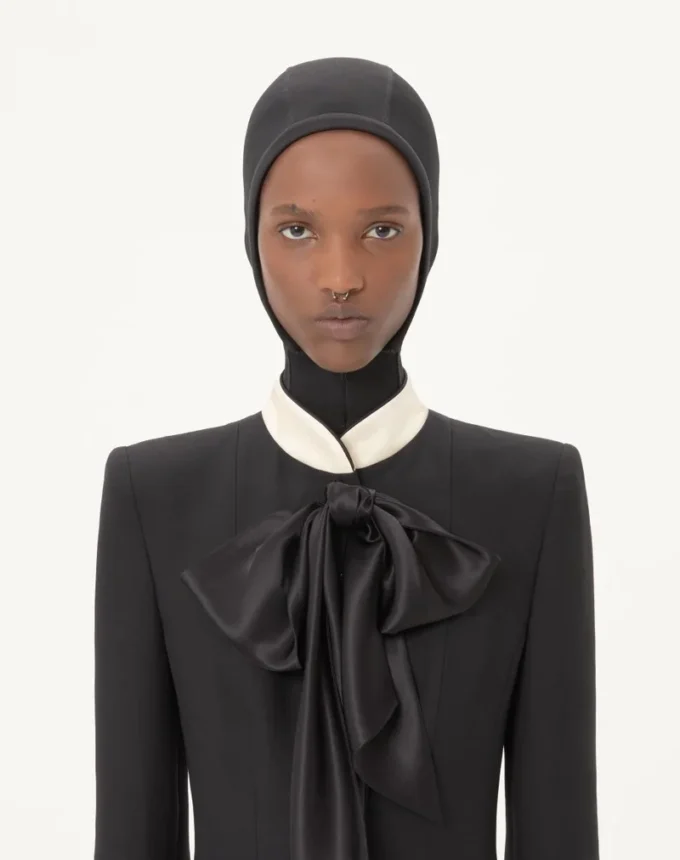 Kurzes Kleid aus Crêpe Couture Kurzes Kleid aus Crêpe Couture
