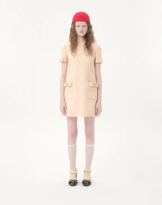 Kurzes Kleid aus Crêpe Couture Kurzes Kleid aus Crêpe Couture