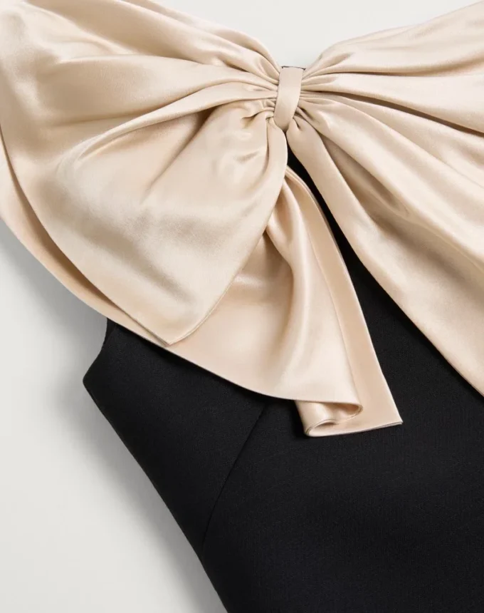 Kurzes Kleid aus Crêpe Couture Kurzes Kleid aus Crêpe Couture