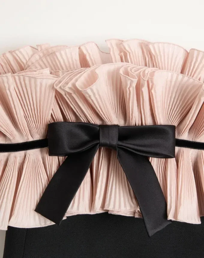 Kurzes Kleid aus Crêpe Couture Kurzes Kleid aus Crêpe Couture