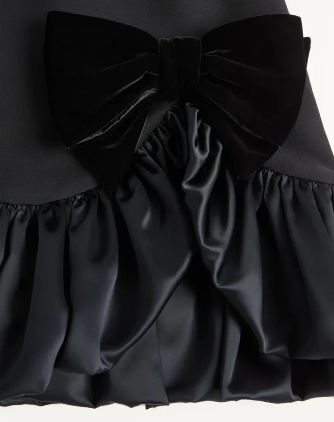 Kurzes Kleid aus Crêpe Couture Kurzes Kleid aus Crêpe Couture