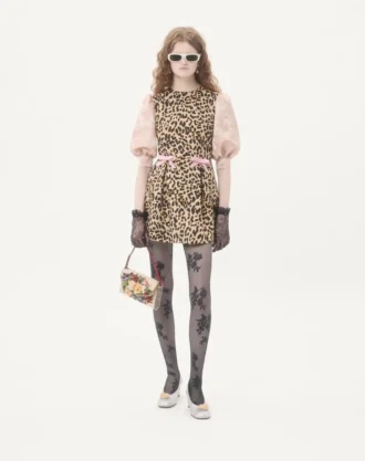 Kurzes Kleid aus Crêpe Couture mit Animalier-Print Kurzes Kleid aus Crêpe Couture mit Animalier-Print