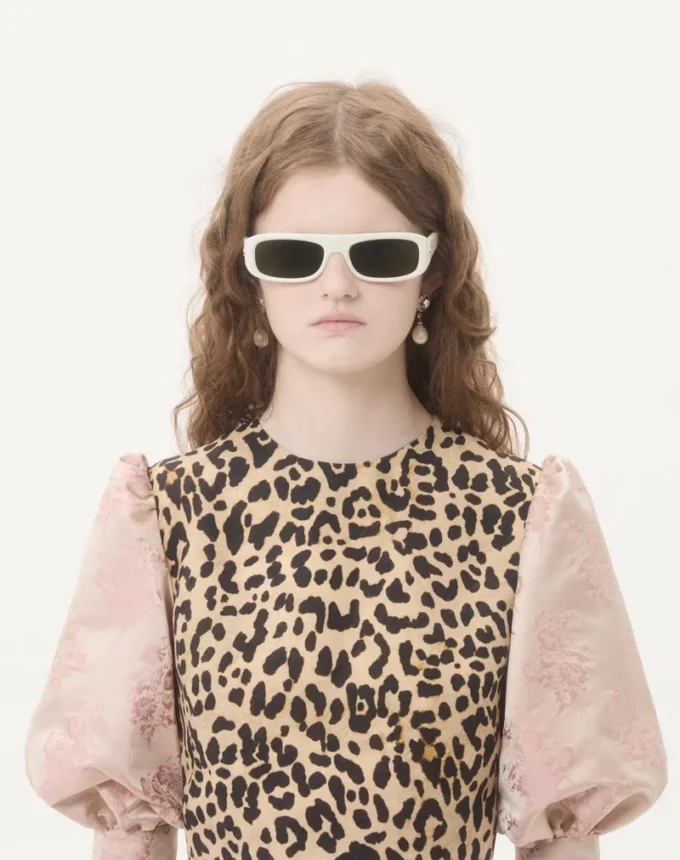 Kurzes Kleid aus Crêpe Couture mit Animalier-Print Kurzes Kleid aus Crêpe Couture mit Animalier-Print