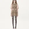 Kurzes Kleid aus Crêpe Couture mit Animalier-Print Kurzes Kleid aus Crêpe Couture mit Animalier-Print