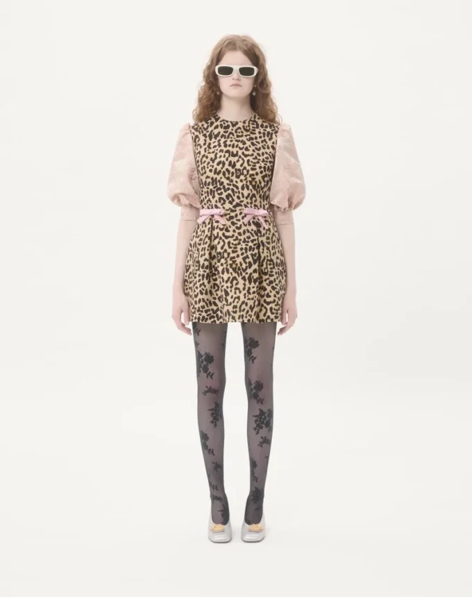 Kurzes Kleid aus Crêpe Couture mit Animalier-Print Kurzes Kleid aus Crêpe Couture mit Animalier-Print
