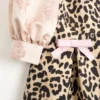 Kurzes Kleid aus Crêpe Couture mit Animalier-Print Kurzes Kleid aus Crêpe Couture mit Animalier-Print